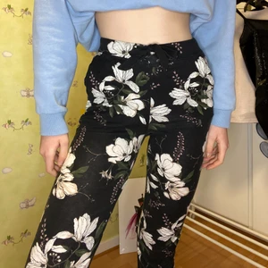 Mjukis byxor med blommor  - Super fina och härliga! (Säljer då dom är lite för korta på mig som är ca 173 cm)  Vid köp av fler plagg kan jag fixa paket pris! :-)