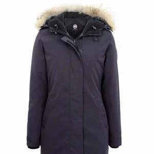 Canada goose Victoria parka - Canada goose i modellen Victoria parks. Storlek S men passar även xs. Med en fin päls. Säljs pågrund av för lite användning och tar bara plats. Som ny inga fel.  Fler bilder kan skickas i dm. 