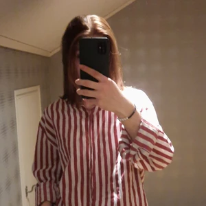 Mango, randig skjorta - Det är en randig skjorta från mango i storlek XL. Sitter väldigt oversize på mig som är en S. Inget fel på den, 100kr+frakt.