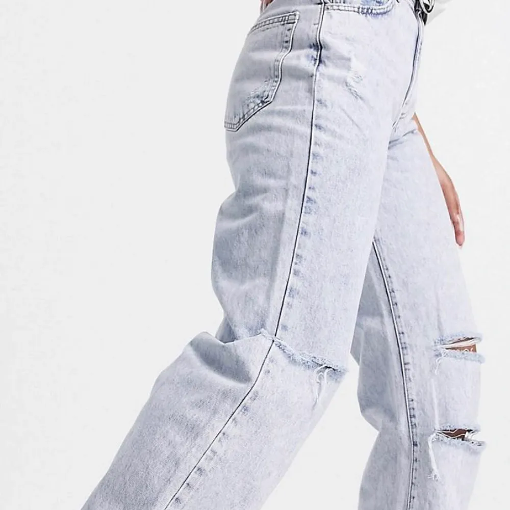 Ett par super fina jeans ifrån asos i storlek 36 använda fåtal gånger och säljer då dem är för stora för mig. Köparen står för frakt. Jeans & Byxor.