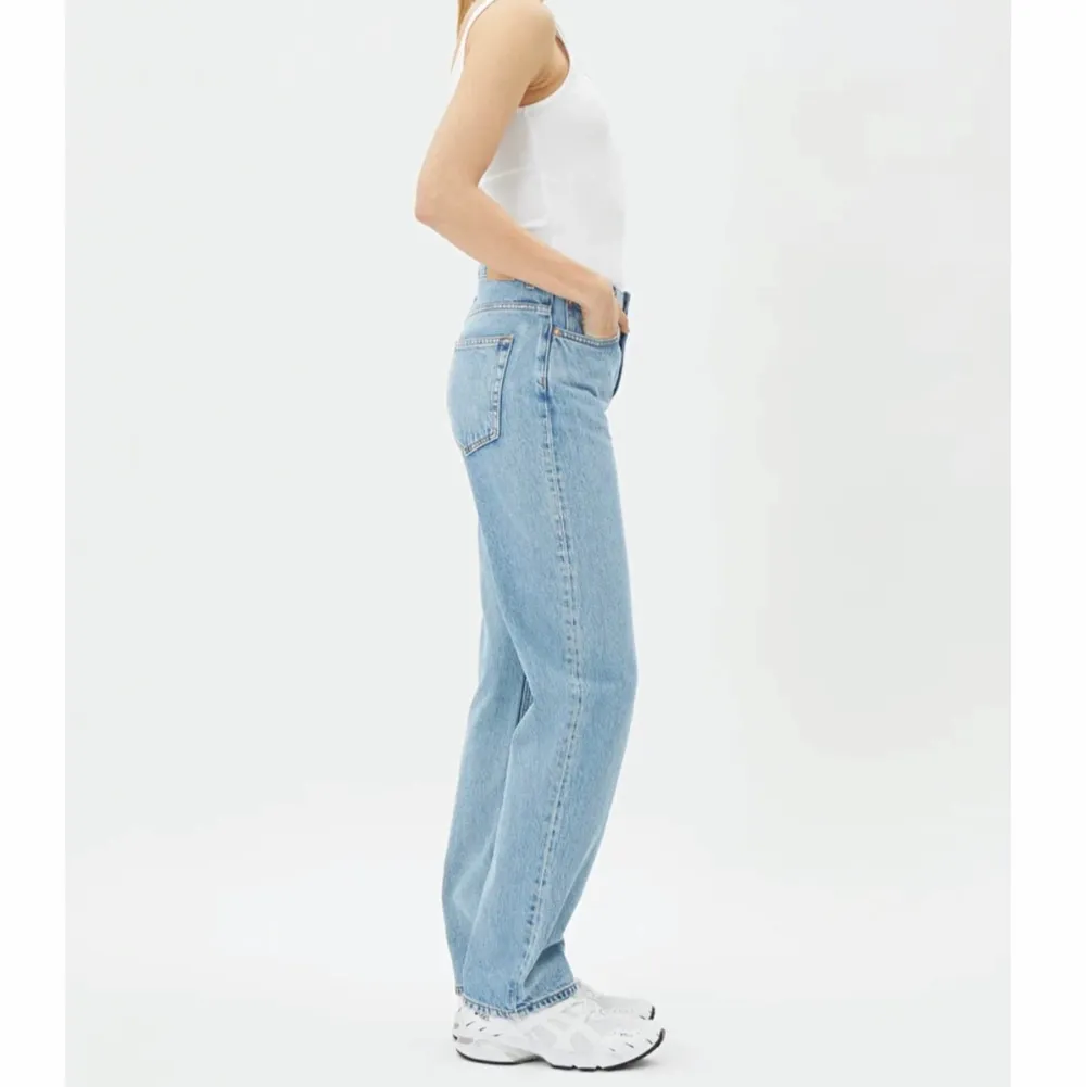 Jag säljer mina snygga ljusblå straightleg jeans 26/32 från Weekday i modellen Voyage. De är endast använda ett fåtal gånger och är i väldigt bra skick! Tyvärr kommer de inte riktigt till användning längre och är för korta på mig som är 178cm. Köptes för 500kr. Det är bara att skriva vid intresse eller frågor :) 💙. Jeans & Byxor.