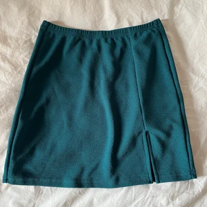 Helt ny grön/blå tajt kjol i strl S - Helt ny blå/grön tajt figurnära kjol i storlek S! Aldrig använd, frakt 26kr☺️