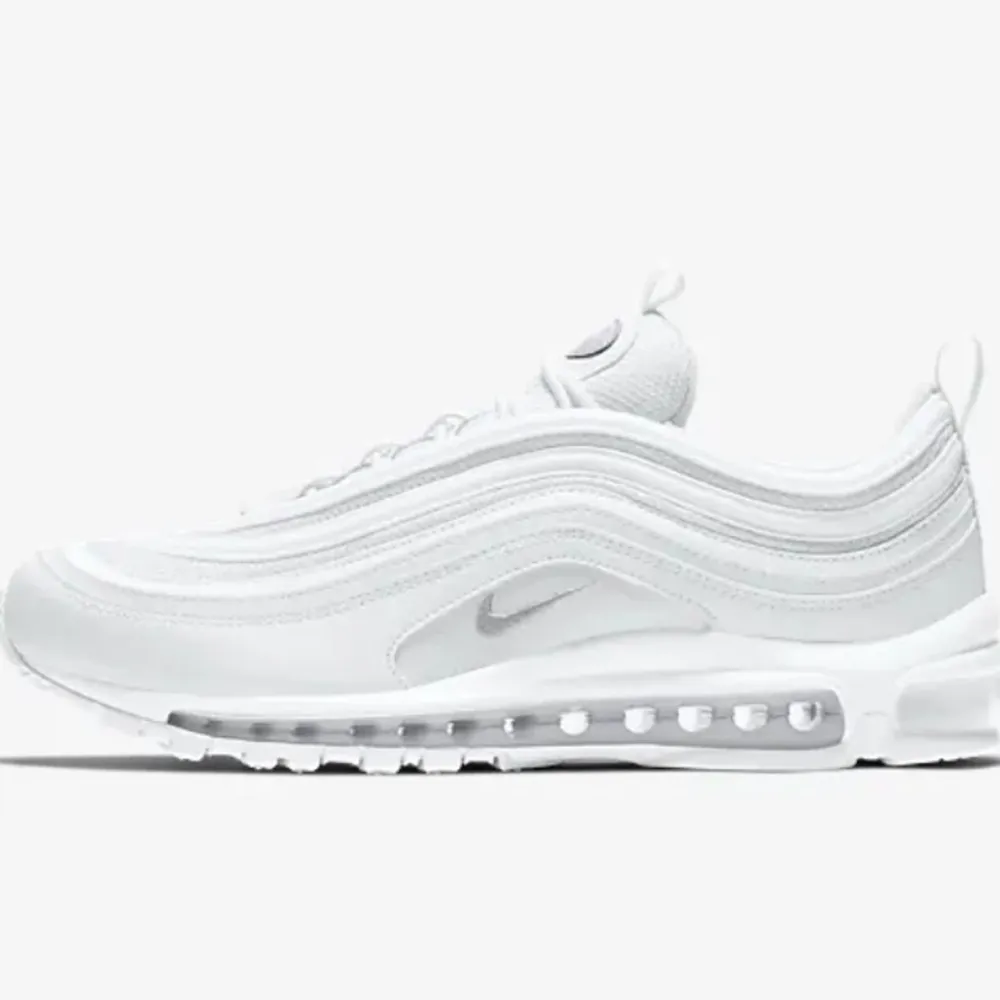 Säljer ett par Nike air Max 97 använda 1 halv år typ inga skador eller nått. Skor.