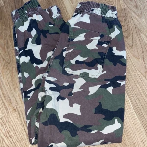 byxor bershka  - Bekväma byxor från Bershka i storlek xs. De har inga hål, de ser helt nya ut men säljes pga ingen användning. Byxorna sitter fint och är inte tajta. Kontakta för mer info/fler bilder.  Leverans tillgänglig men då står köparen för frakten. 