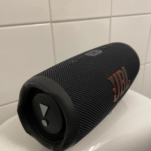JBL charge 5 - JBL charge 5 högtalare. Den är köpt på mediamarkt för 2000kr förra året (2021). Den är knappt använd, har inga skador och funkar perfekt. Kan mötas i norra Stockholm.