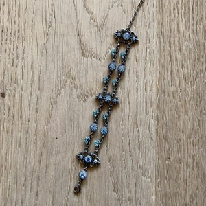 Armband  - Armband i mörk silverfärg och blåa detaljer. 