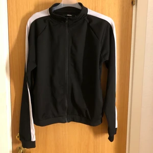 Mjukis set!  - Set från Bikbok med byxor och tröja! Använda 1 gång och i helt nyskick! Säljer pga de inte kommer till användning 