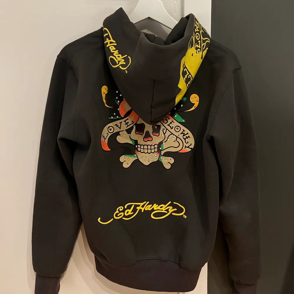 En hoodie från ed hardy, i så bra skick! Endast någon enstaka sten har ramlat av. Står storlek XL men skulle säga att den är mer som en M/liten L. Om många vill startar jag budgivning. Direktpris 500kr. Hoodies.