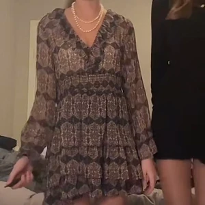 Zara klänning - Intressekoll på min zaraklänning! Kan även tänka mig byta mot en annan färg! Kan gå ner lite i pris vid snabb affär!