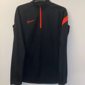 Snygg tröja  - Snygg tröja långärmad storlek s märke Nike och den är använd runt 3/4 gånger inga defekter och är som ny kedjan går att öppna/stänga tröjan är svart med rosa orange detaljer dock ser detaljerna inte så orange ut i verkligheten nypris:499 mitt pris:299