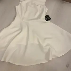 Säljer en helt oanvänd klänning från Nelly
