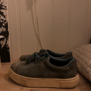 Blåa Eytys - Säljer mina blåa Eytys då de ej används längre. Använda en hel del, men i helt okej skick😊 jag skulle helst vilja ha 300kr för dom, de finns i Göteborg. Frakt kan ordnas med då står köparen för fraktkostnaden!📦 