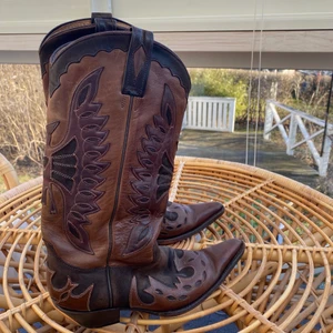 Cowboy boots  - Säljer mina älskade cowboy boots på grund av att de är för stora för mig och lite små i vaderna😭 Köpta secondhand. Storlek 38 men skulle nog passa en 39-40 bättre. Endast använda två gånger av mig
