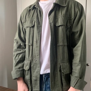 Jacka/overshirt från Valient - Vårjacka/ overshirt. Litet märke på en fickan men jag tycker bara bidrar till looken. Storlek S men ganska lång