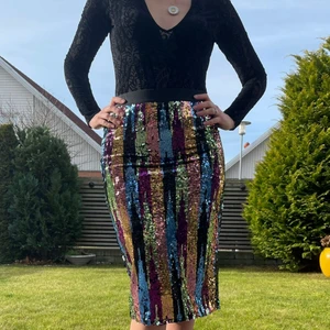 By MALINA kjol - En by MALINA paljetkjol I storlek S. Helt oanvänd och boxen kvar. Jätte bra för utekvällar, fester och när du vill känna dig extra fin. Köpt för 1500 kr för ett år sedan, börjar budgivningen vid 800. 1200 kr om man vill köpa direkt med tanke på att den inte längre finns till salu. 