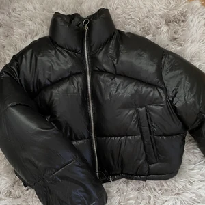 Kort snygg jacka  - En kortare jättefin jacka från bershka, storlek M 