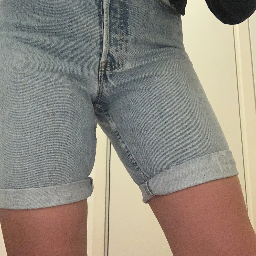 Avklippta jeans Levi’s skitsnygga i rumpan med kommer inte till användning. Gammal modell🤍🤍🤍 cirka 72cm i midjan. Jag på bilden är 170cm. Köparen står för frakt - spårbar.. Shorts.