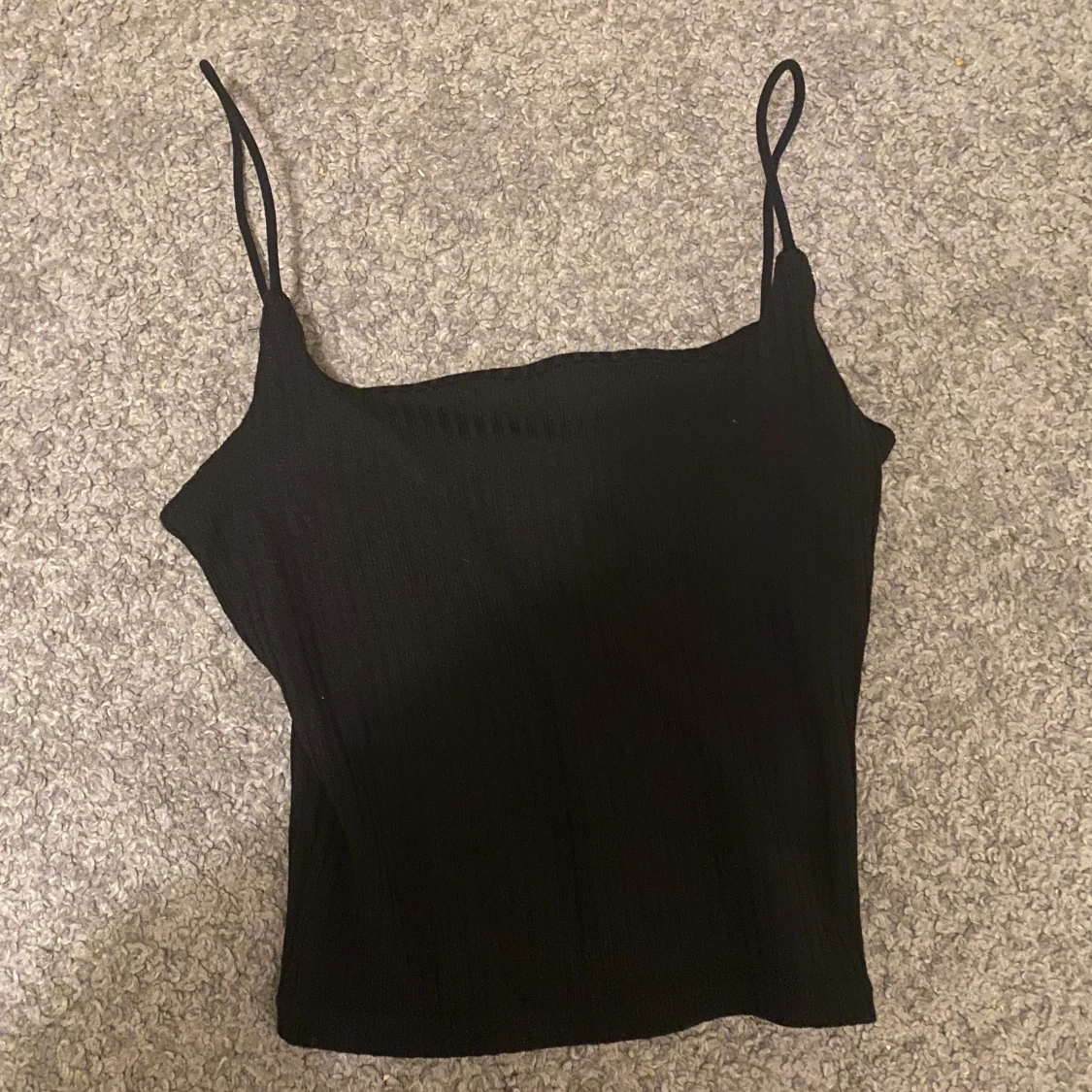 Enkel svart topp från SHEIN.  - 90