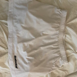 Träningskjol från babolat  - Vit träningskjol det är storlek 10-12 år men jag kan få på mig den om jag kämpar lite och är en S så en lite mindre XS skulle den passa.