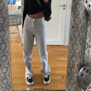 Zara jeans  - Sälja snygga jeans från zara 💕 köpare står för frakt , sitter som midwaist eller mer lågmidjade på mig har vanligtvis storlek 36 men har 38 i dessa 