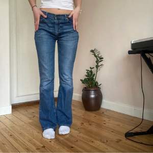 Såå fina jeans feån levis💕💕 passar typ en 38(eu) i storlek för passform som på bilderna💕💕långaa!! Köparen står för frakten❤️