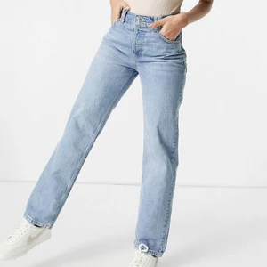 Ljusblå jeans från Asos design W25 L30 - Ett par ljusblå jeans från Asos design, köpta för ett halv år sen  men sparsamt använda! storlek 25/30, köpta för 399kr. sitter jättefint över benen och rumpan, straight fit. skriv för frågor<3