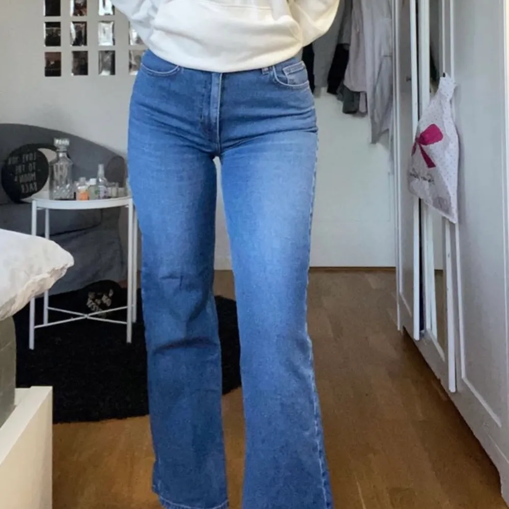 Säljer min assnygga bootcut jeans då dem börjar bli för små i midjan💕 köparn står för frakt!. Jeans & Byxor.