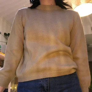 Vintage cremevit stickad topp  - Stickad topp, beige/cremevit nästan lite pistage färgad. verkligen skitsnygg men passar inte min stil. Den är en liten dragkejda vid kragen som inte nyns alls.