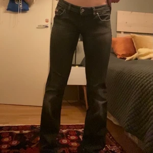 Svarta diesel jeans  - Gör ont att sälja dessa otroligt fina diesel jeans som tyvärr satt lite tight i låren. De är i jättefint skick och lågmidjade i uttvättad svart färg. Storlek 29/32. 