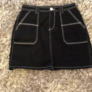 Kjol  -  En söt oanvänd kjol! Jag köpte den online men den var fel storlek…därför säljer jag den!!💓