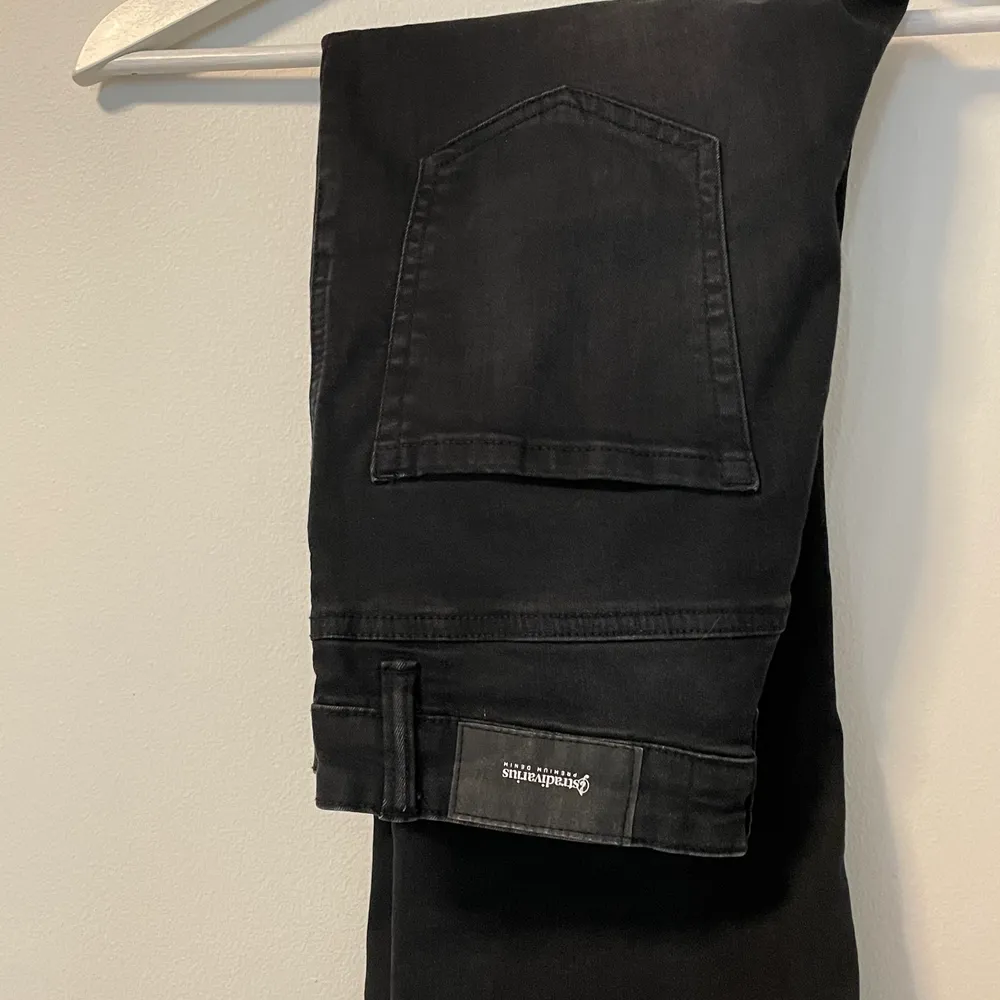 Svarta ”slitna” jeans som är lite tightare där uppe och blir sen bredare nertill❣️ Kan skicka mer bilder . Jeans & Byxor.