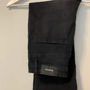 Svarta ”slitna” jeans som är lite tightare där uppe och blir sen bredare nertill❣️ Kan skicka mer bilder 