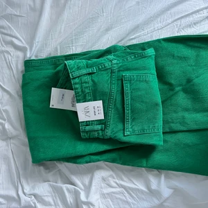 Gröna jeans från Zara - Säljer dessa supercoola jeansen från zara med fransar nedtill. Aldrig använda - prislappen är kvar. Kostade 399 säljer för 250. Storlek 36! 💚💚