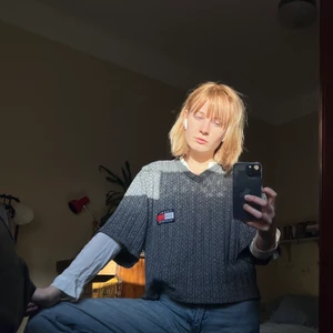 Tommy Hilfiger customized t-shirt - Säljer nu min älskade (!!) tröja från Tommy Hilfiger pga att den får för lite kärlek. Sytt om den själv från en XXL till en S/M (beroende på hur man vill ha passform).