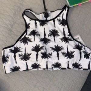 Sporttopp/ bikini - Är i bad material men ser ut som en sport-bh, aldrig använd! Lapp finns kvar 