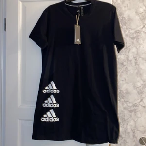 Klänning  - Oanvänd Adidasklänning, prislapp finns kvar! Nypris:350kr 