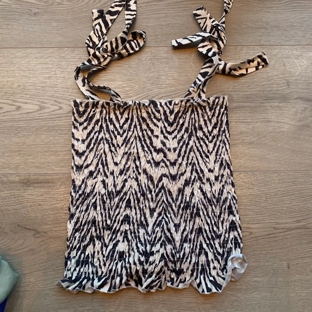 Fint somrigt linne i zebra mönster som du knyter vid axlarna. 🦓 🤍 . Toppar.