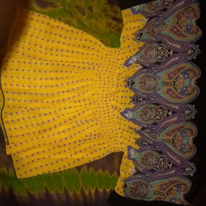 Storlek m - Den passar till breda jeans och converse skor