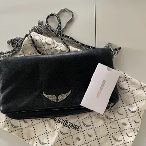 Zadig & Voltaire väska  - ❤️BUDA PRIVAT❤️ Fin Zadig väska, som jag ej har haft stor andvänding för tyvärr. Väskan är i jätte fint skick och med väskan tillkommer äktighetsbevis, påse till väskan & två band ( kolla sista bilden )💕 skriv för fler bilder!  