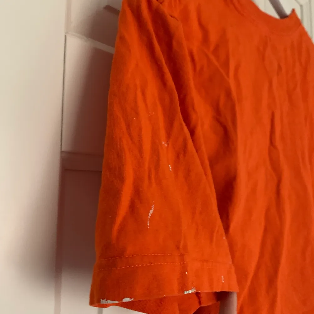 Snygg orange tshirt med ballt tryck från Reebok men köpt på Beyond Retro. Styvt härligt material med några små små färg fläckar på ena ärmen ( sista bilden ). Oversized och skit cool 😎😎💘. T-shirts.