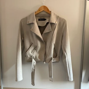 Vår jacka - Den perfekta vårjackan som passar till dom flesta outfitsen!! Ord.pris 399kr