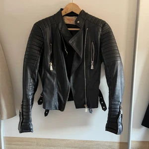 NA-KD skinnjacka  - En fin skinnjacka i använt skick, köpt på NAKD ord.pris 599kr