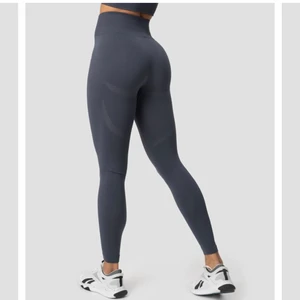 ICIW träningstajts  - Mörkblåa träningstajts från icaniwill i storlek S. Använda ett fåtal gånger så i nyskick. Nypris 699kr