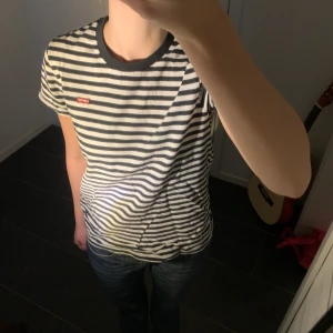 Levis t-shirt! - Randig Levis t-shirt!💓 köpt i berlin och är som ny! 