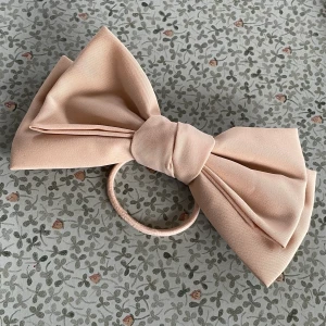 Rosett - Rosett från glitter tror jag. Sparsamt använd!💚