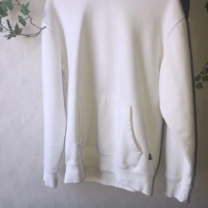 Jack&Jones hoodie  - Hel vit hoodie, använd max 4 gånger, kände i efterhand att den inte passa jätte bra på mig, mycket bra skick 