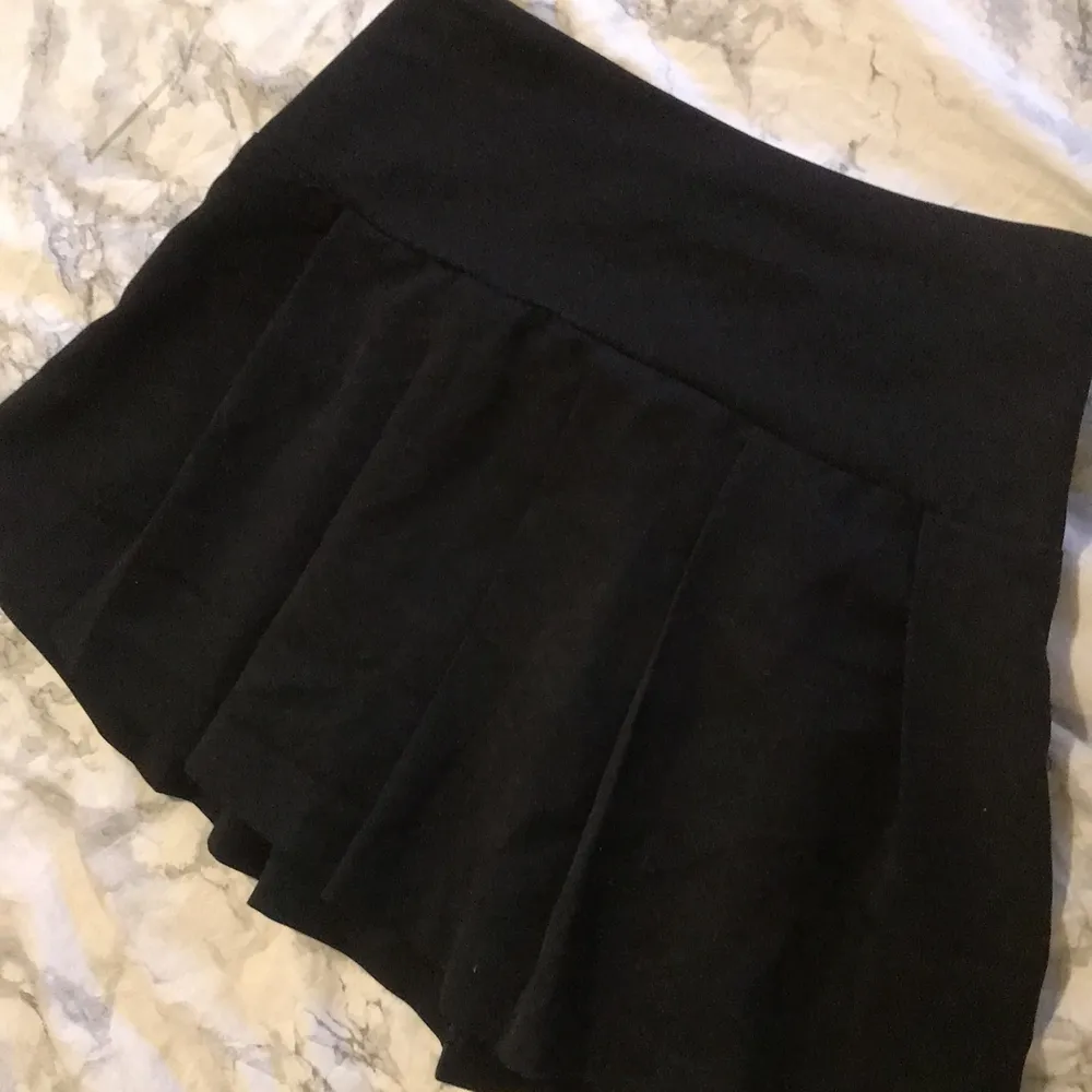 Söt svart liten kjol från H&M sitter lite för kort på mig så därför säljer jag den . Kjolar.