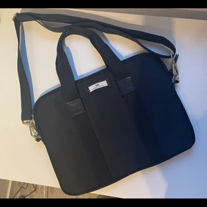 Datorväska  - Datorväska från DAY Birger Mikkelsen. Passar upp till 14” laptops plus kollegieblock och mindre saker:) axelbandet är avtagbart och justerbart 