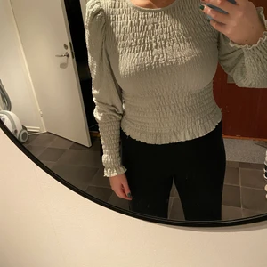 Topp Ginatricot L - Ljusgrön megagullig topp från ginatricot. Köpare står för frakt 🤩