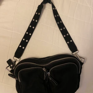 Handväska ginatricot - Handväska från ginatricot med 2 större fack och två små. Fint skick! Längre rem medföljer. 